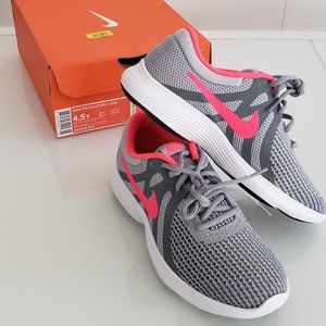 Girls Nike Revolution 4 (GS) Size 4.5